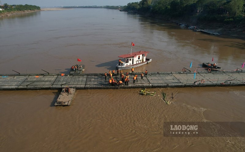 Earlier on the afternoon of October 6, Phong Chau pontoon bridge was reinstalled to serve the people. Photo: To Cong.