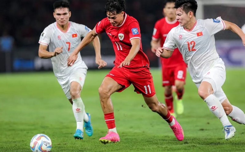 Indonesia (red) faced Vietnam in the third match of Group F, second qualifying round of the 2026 World Cup. Photo: Bola