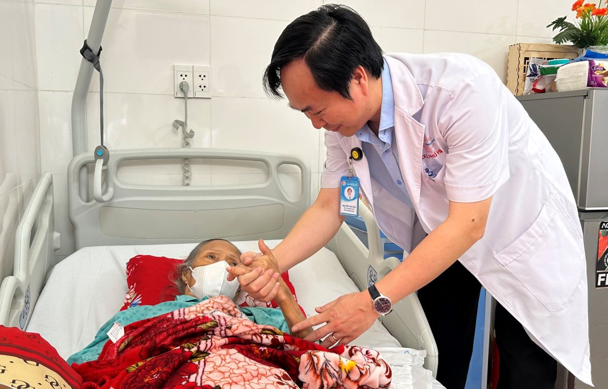 Phẫu thuật bằng robot cho cụ bà U90 bị ung thư đại tràng. Ảnh: Thanh Thanh