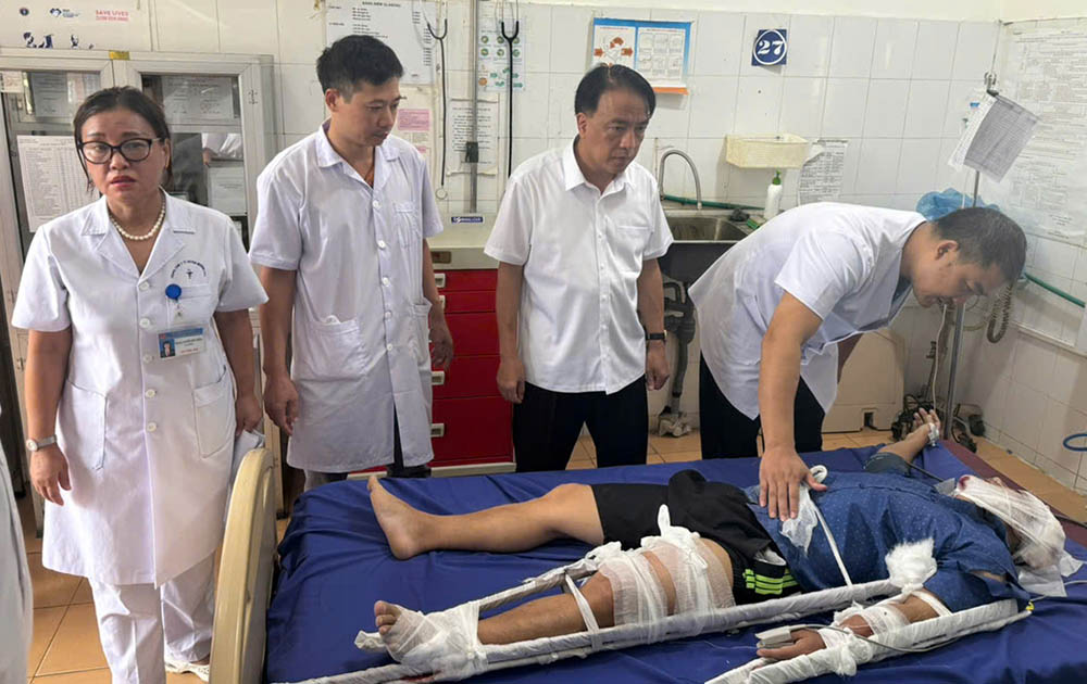 Mr. Pham Giang Nam - Director of Dien Bien Health Department (2nd right) directly directed the rescue of the victims. Photo: Quang Anh
