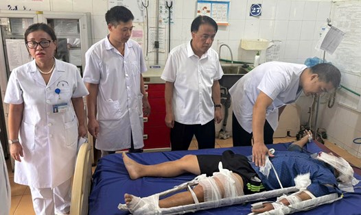 Ông Phạm Giang Nam - Giám đốc Sở Y tế Điện Biên (thứ 2 bên phải) trực tiếp chỉ đạo cấp cứu các nạn nhân. Ảnh: Quang Anh