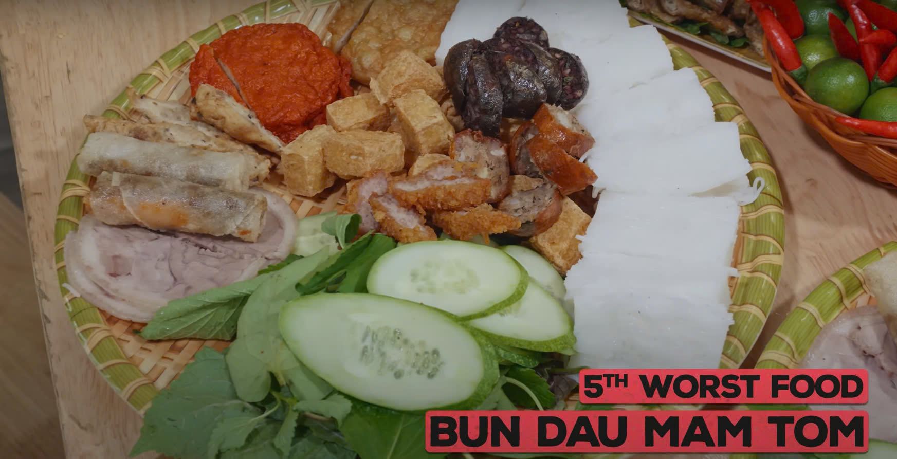 Món bún đậu mắm tôm nằm trong top 5 những món “tệ” nhất Việt Nam trong danh sách của Taste Atlas làm Youtuber Mỹ Sonny Side tò mò tìm hiểu. Ảnh: cắt từ clip