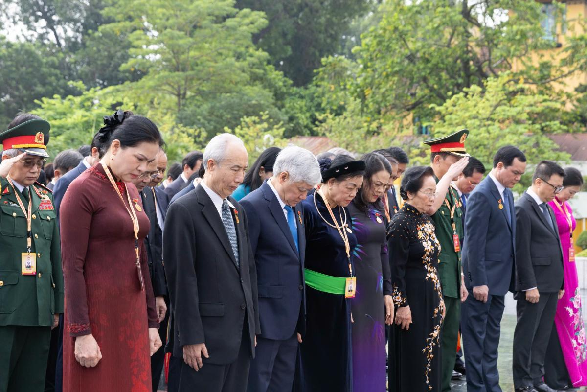 Doan den dat vong hoa va dang huong tuong niem cac Anh hung liet si. Anh: Hai Nguyen