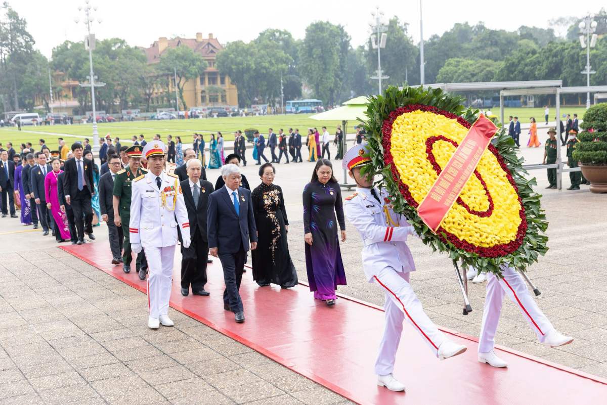 Delegates attending the 10th National Congress of the Vietnam Fatherland Front laid wreaths and visited President Ho Chi Minh's Mausoleum. Photo: Hai Nguyen