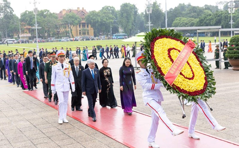 Delegates attending the 10th National Congress of the Vietnam Fatherland Front laid wreaths and visited President Ho Chi Minh's Mausoleum. Photo: Hai Nguyen