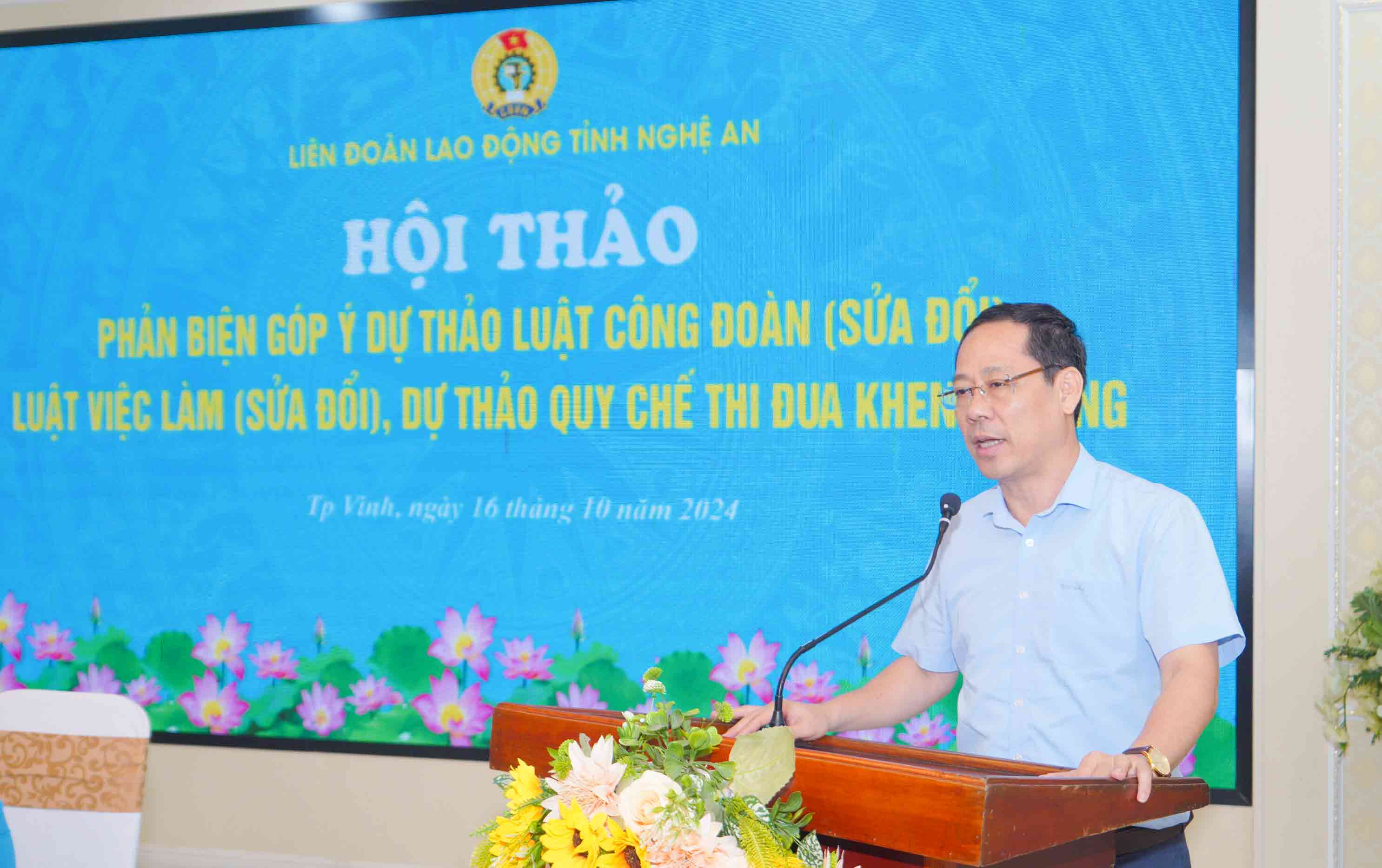 Ong Tran Nhat Minh ghi nhan cac y kien dong gop cua cac dai bieu. Anh: Duy Chuong.