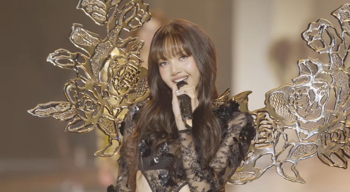 Lisa performs at the Victoria's Secret show. Photo: X