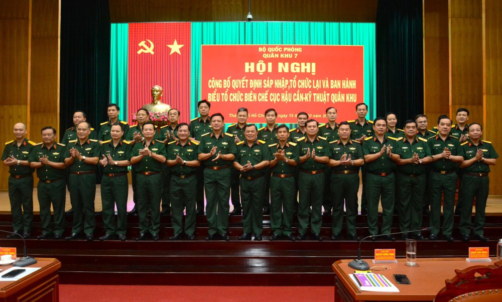 The Chief of Military Region 7 Command and delegates congratulated the Party Executive Committee of the Logistics and Technical Department of Military Region 7 after the merger. Photo: VGP
