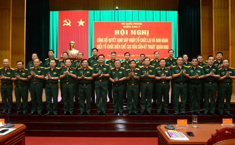 The Chief of Military Region 7 Command and delegates congratulated the Party Executive Committee of the Logistics and Technical Department of Military Region 7 after the merger. Photo: VGP