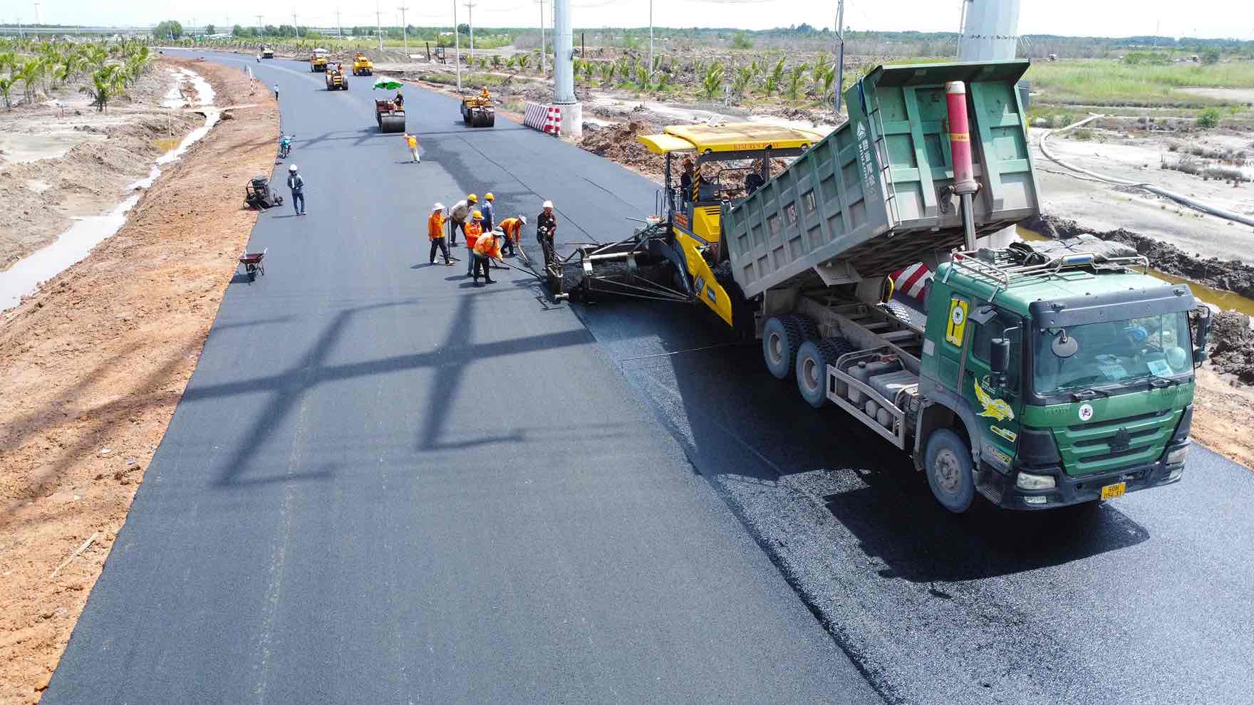 Construction of the road to Phuoc An port from the Ben Luc - Long Thanh expressway intersection to Phuoc An port. Photo: HAC