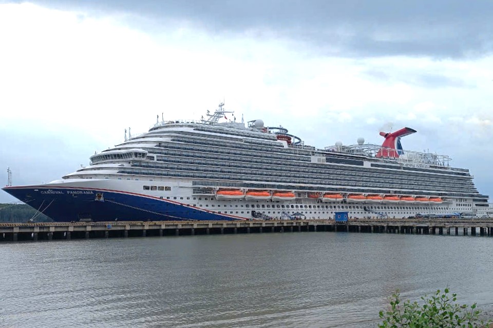 Carnival Panorama ship carrying 3,605 international passengers docked at Ba Ria - Vung Tau port on October 14. Photo: My Luong