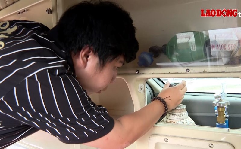 Mr. Phan Thong Hung from the West checks his car before each trip. Photo: Ta Quang