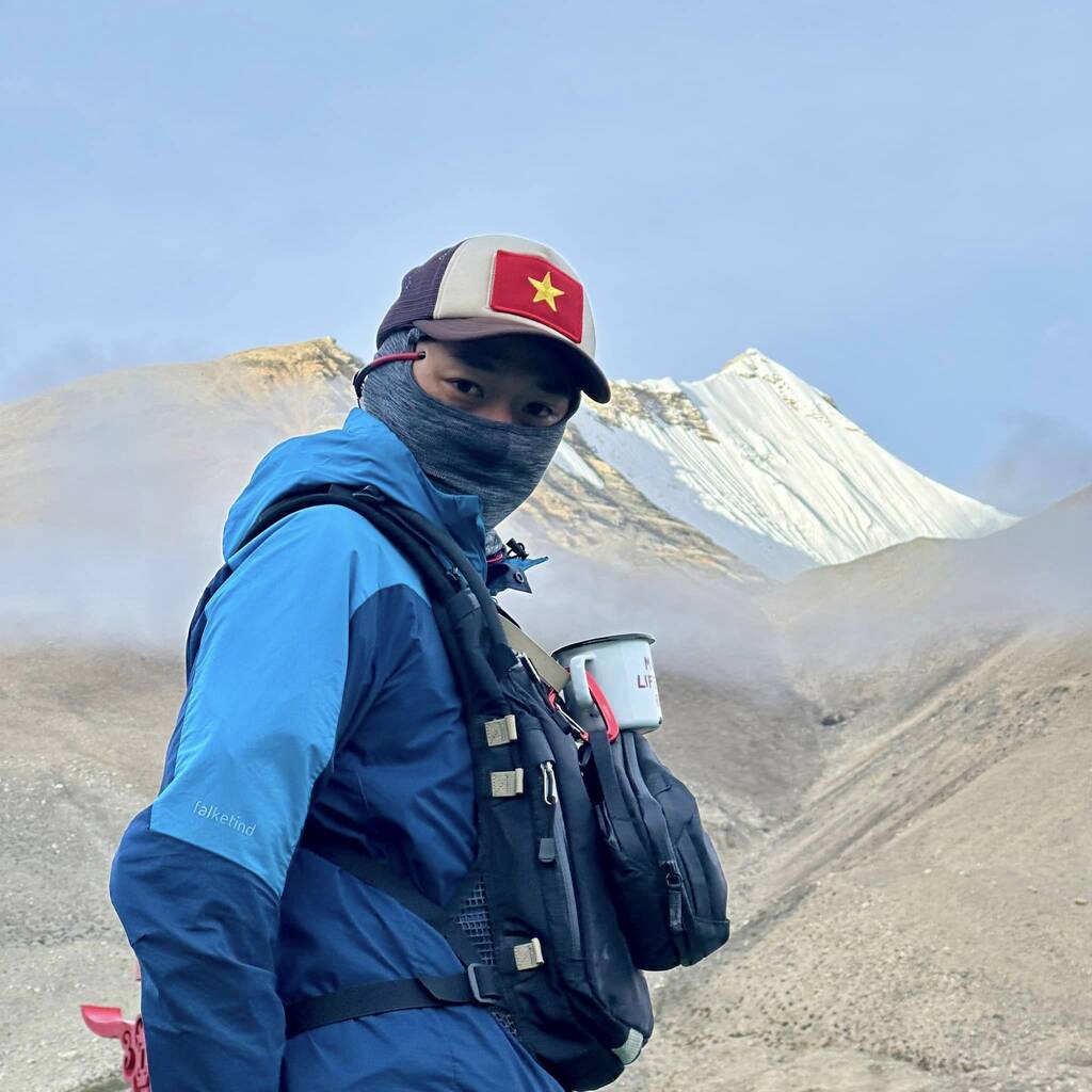 Anh Trung đã chinh phục mục tiêu số 1 của chuyến đi: Everest Base Camp (EBC), điểm dừng chân đầu tiên trong hành trình chinh phục đỉnh Everest, toạ lạc tại trại nền phía Bắc với độ cao 5.150m ở Tây Tạng, Trung Quốc. Bản thân đã trải qua hàng trăm cảm xúc khác nhau trong một ngày nhưng cũng rất tự hào vì đã đạt mục tiêu ban đầu. Ảnh: NVCC  