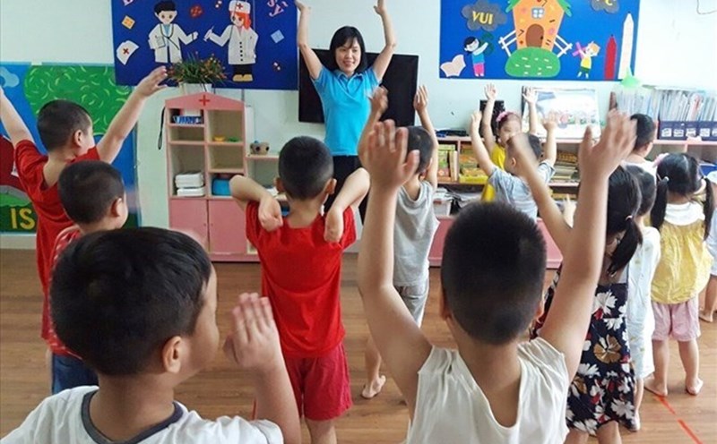 The 5th draft of the Teachers Law proposes that teachers continue to receive seniority allowances until the new salary policy is implemented. Photo: Que Chi