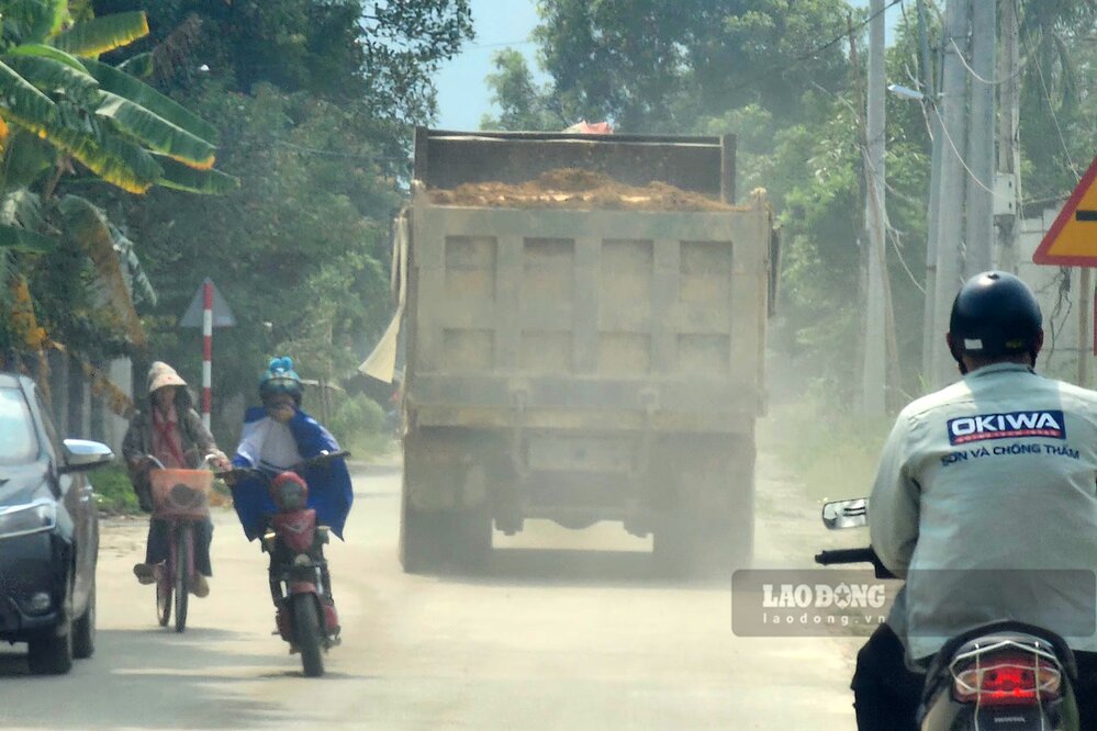 Tren duong di, nhung chiec banh xe tai cuon theo bui ban pha vao cay coi, cac khu dan cu dong duc ben duong. Thoi diem ghi nhan, cac cap hoc sinh dang tren duong tro ve nha sau buoi hoc sang, bui ban khien cac em lo ro ve kho chiu.