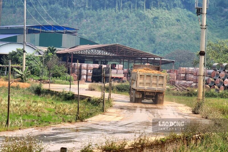 Tu phan anh cua nguoi dan, nhung ngay giua thang 10, phong vien Bao Lao Dong den xa Luong Son, huyen Yen Lap, tinh Phu Tho va ghi nhan, tai day co dau hieu cua viec loi dung xu ly diem sat lo de cho dat vao lo gach.