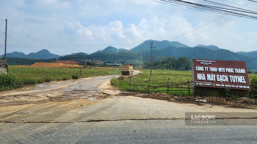 Lan theo nhung chiec xe tai cho dat, sau quang duong gan 2,5km, phong vien ghi nhan diem den cua hang loat nhung chuyen xe nay la mot lo gach tren dia ban, duoc de ten “Cong ty TNHH MTV Phuc Thanh - Nha may gach Tuynel“.