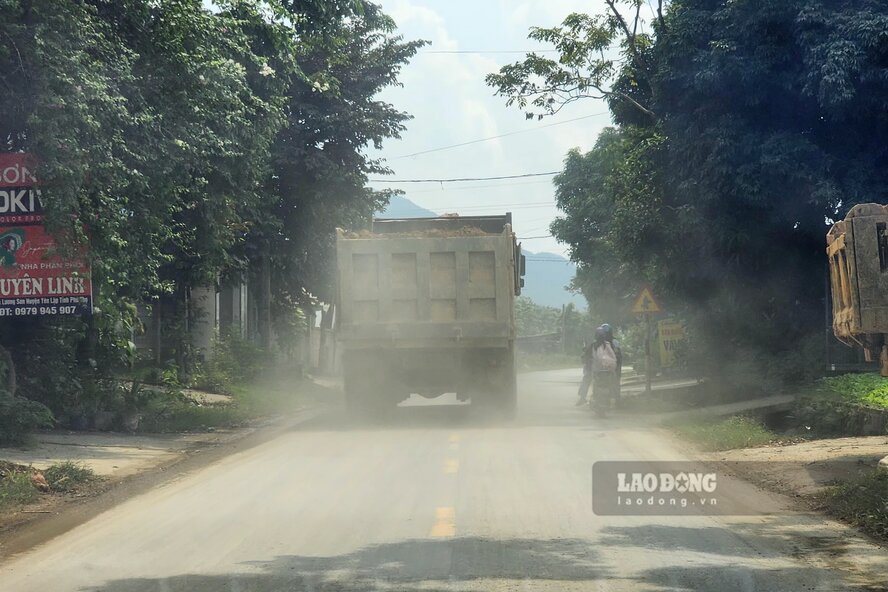 Theo ong Can, xa da bao cao huyen ve viec nay, ho gia dinh cung da co de nghi xu ly sat lo. Ve van de bui ban trong qua trinh van chuyen dat va tinh trang cho dat du thua vao lo gach nhu phong vien phan anh, ong Can chia se: “Cam on phong vien da thong tin, toi se cho anh em kiem tra lai“.