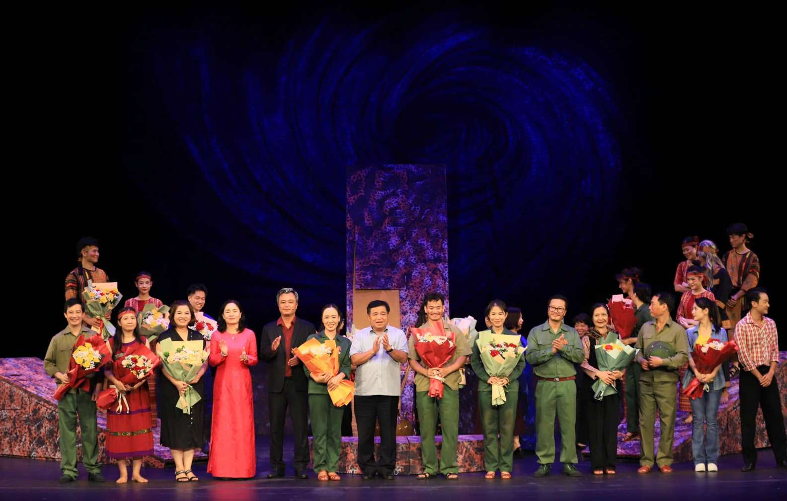 Minister of Planning and Investment Nguyen Chi Dung presents flowers to artists from the Vietnam Drama Theater. Photo: MPI