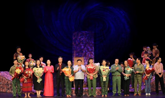 Bộ trưởng Bộ Kế hoạch và Đầu tư Nguyễn Chí Dũng tặng hoa cho các nghệ sỹ đến từ Nhà hát Kịch Việt Nam. Ảnh: MPI