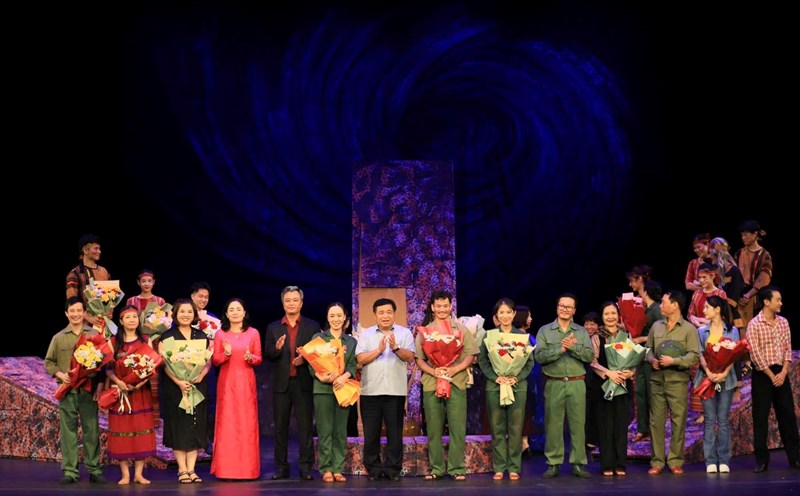 Minister of Planning and Investment Nguyen Chi Dung presents flowers to artists from the Vietnam Drama Theater. Photo: MPI