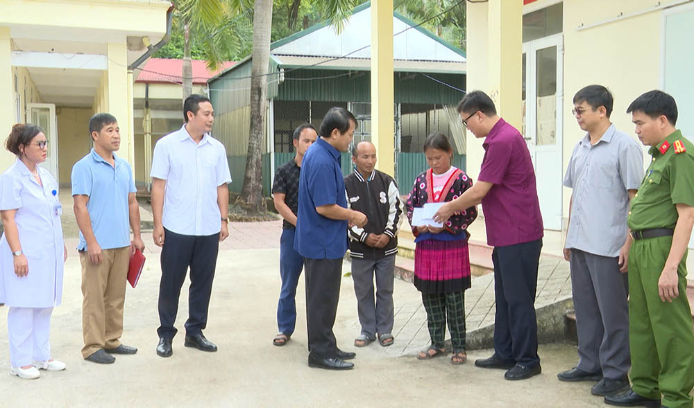 Lãnh đạo huyện Mường Chà, tỉnh Điện Biên động viên và hỗ trợ ban đầu cho gia đình các nạn nhân trong vụ tai nạn xe khách. Ảnh: Thúy Lan