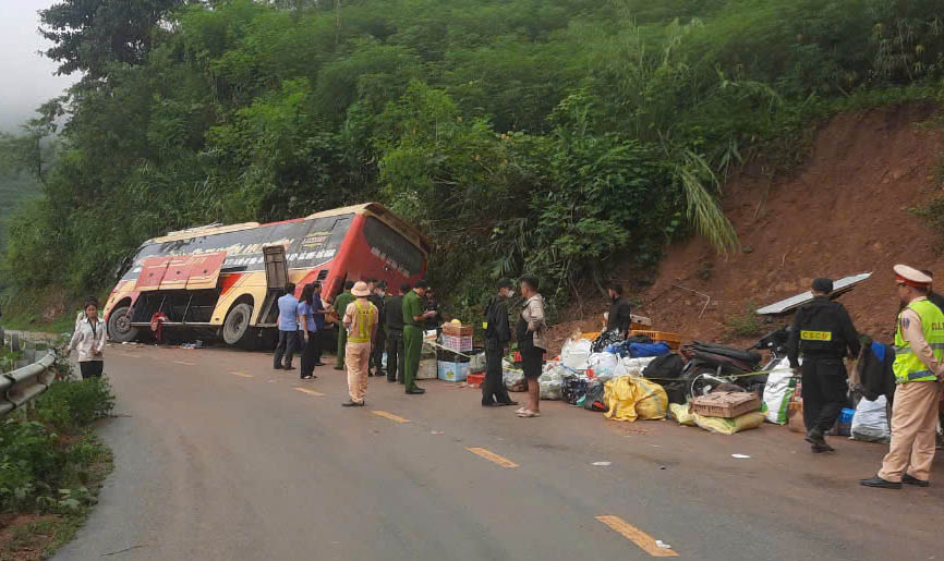 Scene of the bus accident in Muong Cha district, Dien Bien province. Photo: Provided by local people