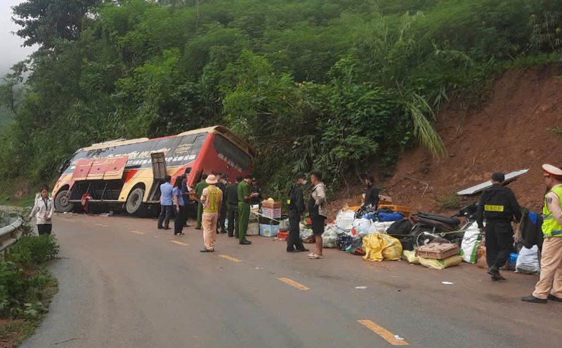 Scene of the bus accident in Muong Cha district, Dien Bien province. Photo: Provided by local people