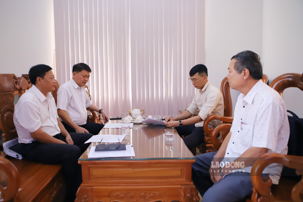 Reporters from Lao Dong Newspaper worked with the People's Committee of Tay Son District (Binh Dinh) on the content of the reflection of the school medical staff. Photo: Phuong Thao