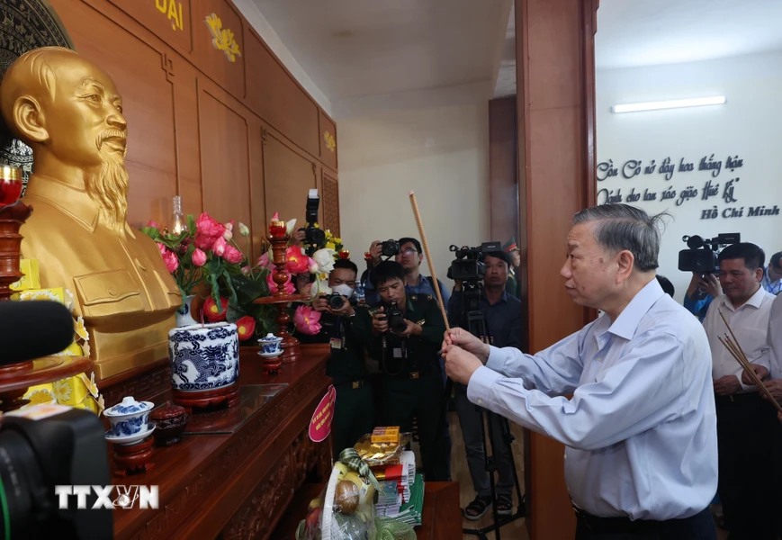 Tong Bi thu, Chu tich nuoc To Lam cung doan cong tac Trung uong dang huong tuong nho Chu tich Ho Chi Minh tai Nha tuong niem Bac Ho o huyen dao Con Co, tinh Quang Tri. Anh: Lam Khanh/TTXVN