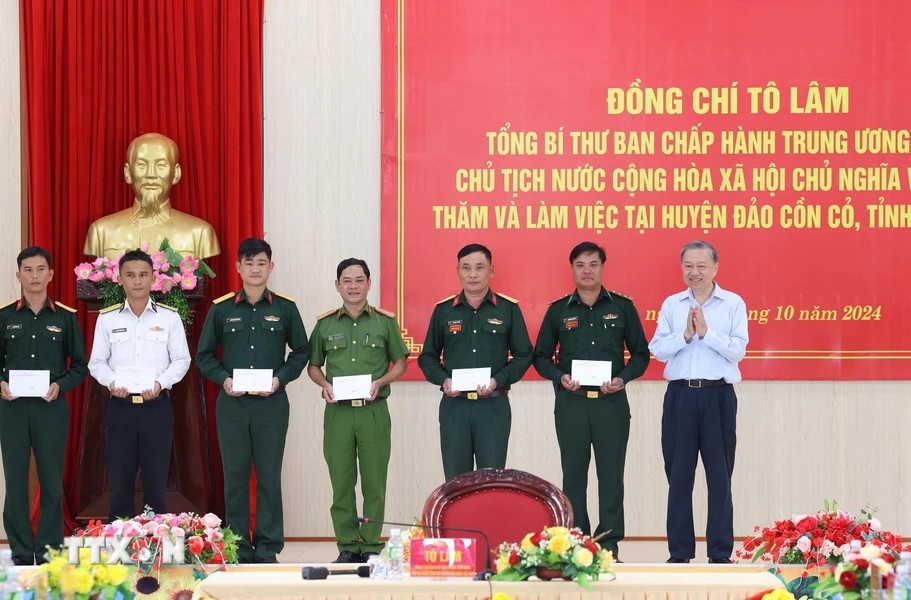 Tong Bi thu, Chu tich nuoc To Lam tang qua cac luc luong vu trang huyen dao Con Co, tinh Quang Tri. Anh: Lam Khanh/TTXVN