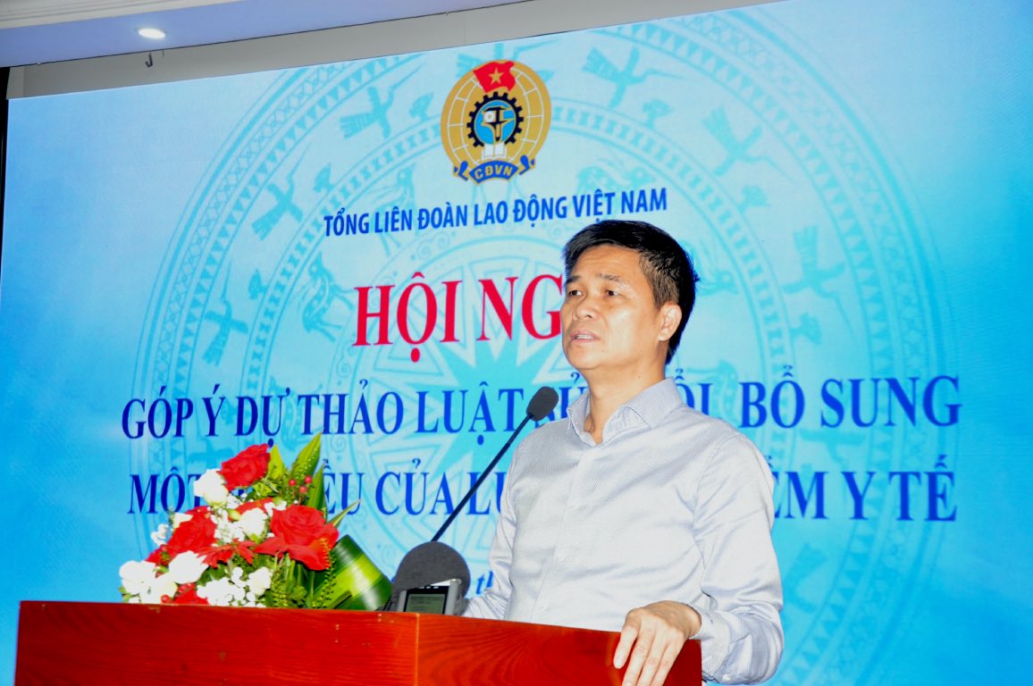 Vice President of the Vietnam General Confederation of Labor Ngo Duy Hieu speaks at the conference. Photo: Bao Han