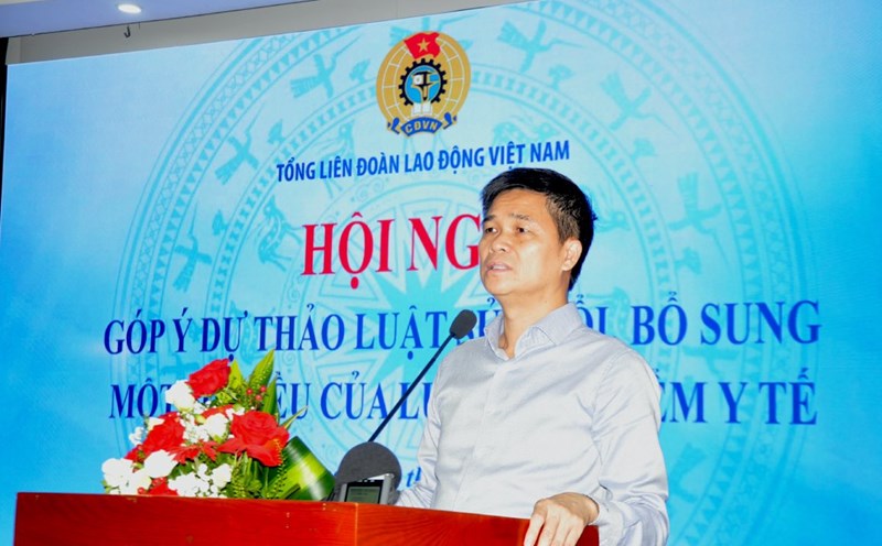 Vice President of the Vietnam General Confederation of Labor Ngo Duy Hieu speaks at the conference. Photo: Bao Han