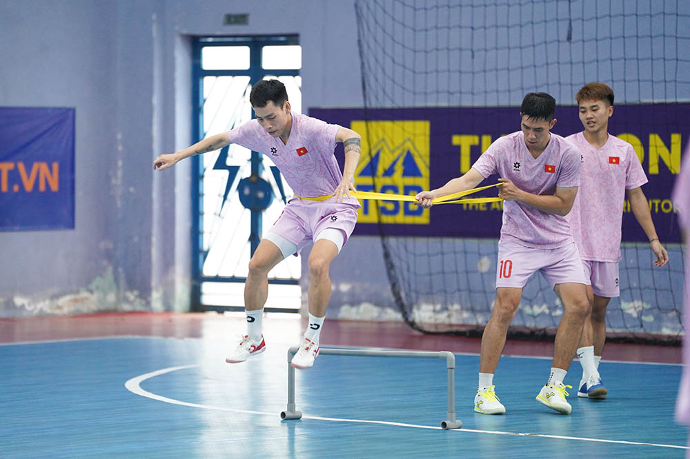 Doi tuyen futsal Viet Nam van dang trong qua trinh tap luyen o nha thi dau cau lac bo futsal Quan 8 (TPHCM) de chuan bi cho giai vo dich futsal Dong Nam A 2024.