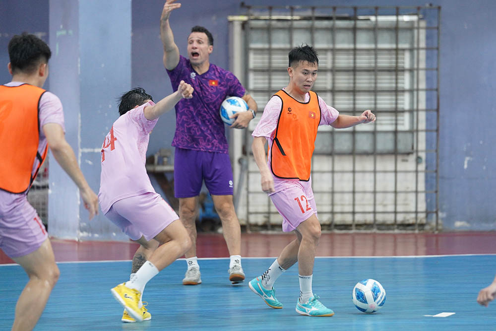 Tai Thai Lan, doi tuyen futsal Viet Nam du kien se co 2 tran dau co xat, lan luot gap cau lac bo Hongyen Thakam (Thai Lan) vao ngay 27.10 va gap doi tuyen Australia vao ngay 29.10.