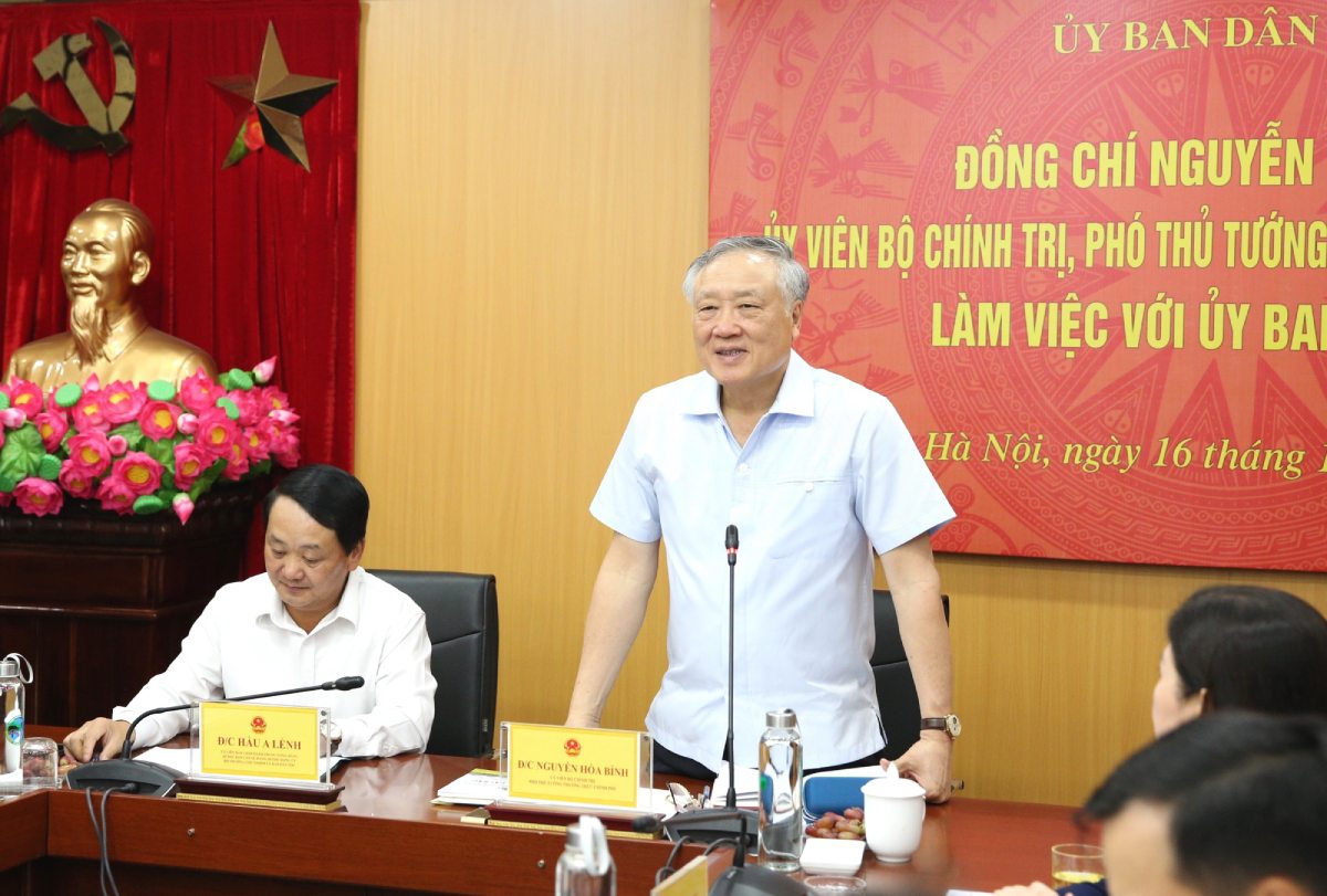 Permanent Deputy Prime Minister Nguyen Hoa Binh speaks at the working session with the Committee for Ethnic Affairs. Photo: Nguyen Hoang