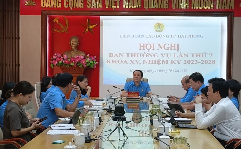 The Standing Committee of the Hai Phong City Labor Federation held a meeting to discuss tasks and solutions for the last 3 months of 2024, and a plan to take care of Tet for union members and workers. Photo: Mai Dung