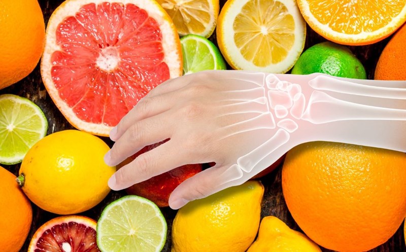Citrus fruits are rich in vitamin C, good for bones and joints. Graphics: Thanh Thanh