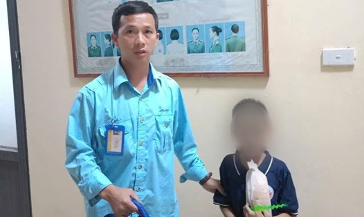 Cháu bé đi lạc được nhân viên xe buýt và lực lượng công an giúp đỡ tìm về nhà. Ảnh: Transerco