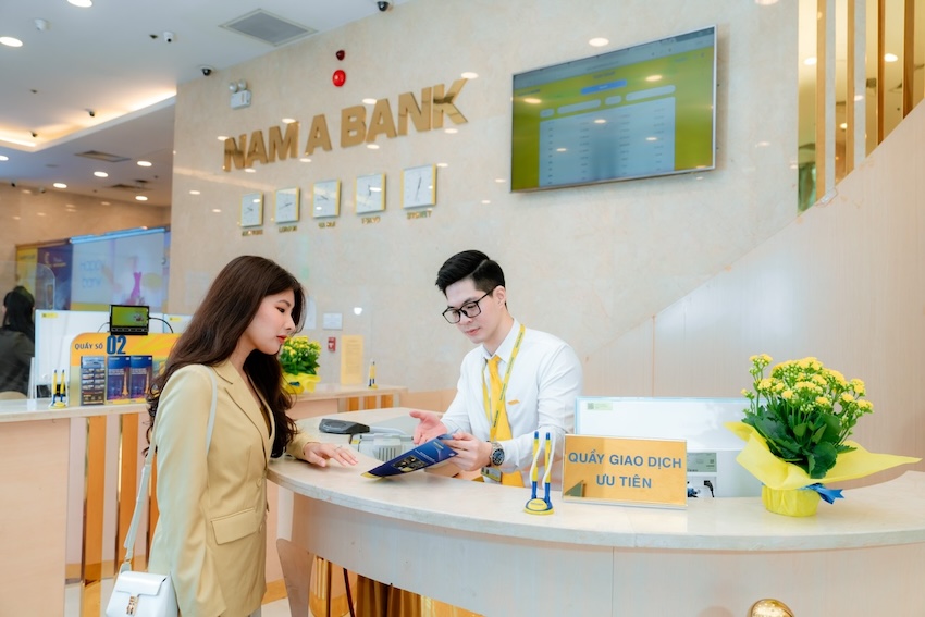 Khach hang giao dich tai Nam A Bank. Anh: Nam A Bank. 