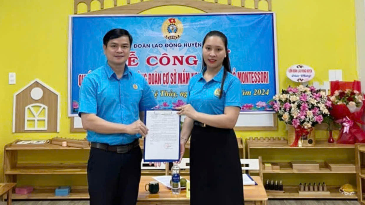 The District Labor Federation presented the decision to establish a grassroots trade union. Photo: Le Thuy District Labor Federation