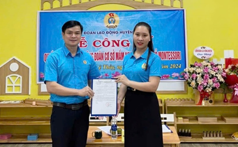 The District Labor Federation presented the decision to establish a grassroots trade union. Photo: Le Thuy District Labor Federation