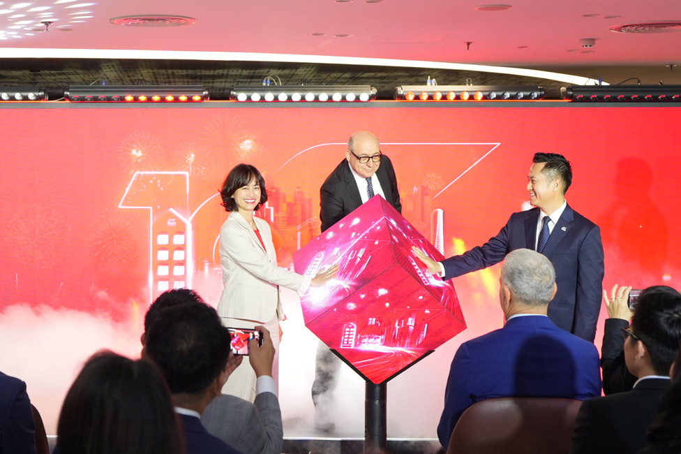 Mr. Rob Leonardi - Generali Asia CEO and Generali Vietnam's board of directors congratulated the milestone of 100 offices. Photo: Provided by DN