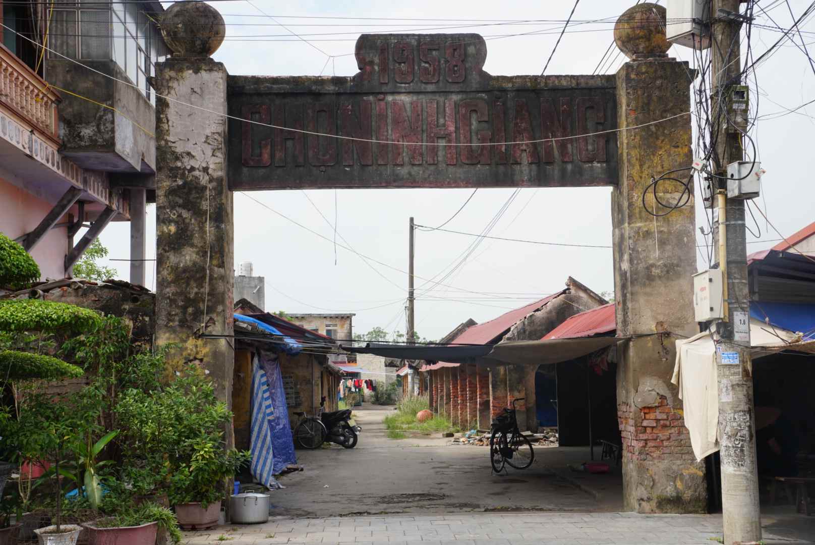 Chợ Ninh Giang thuộc huyện Ninh Giang, tỉnh Hải Dương bị bỏ hoang lâu ngày, xuống cấp trầm trọng. Ảnh: Công Hòa