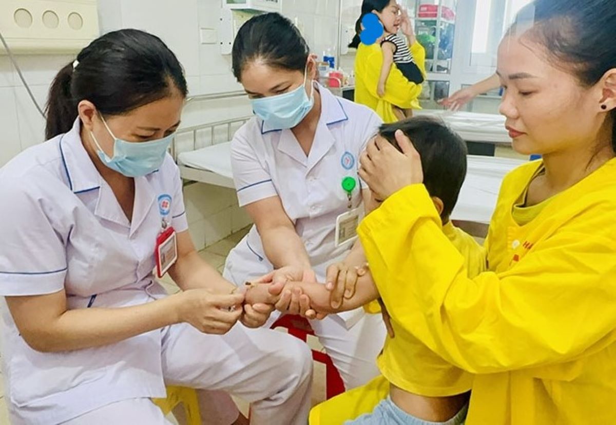 Vaccination is an effective way to prevent measles in children. Photo: To Ha