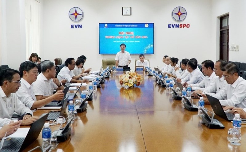 Mr. Nguyen Phuoc Duc - General Director of EVNSPC (standing) - speaking at the collective bargaining conference. Photo: Nam Duong