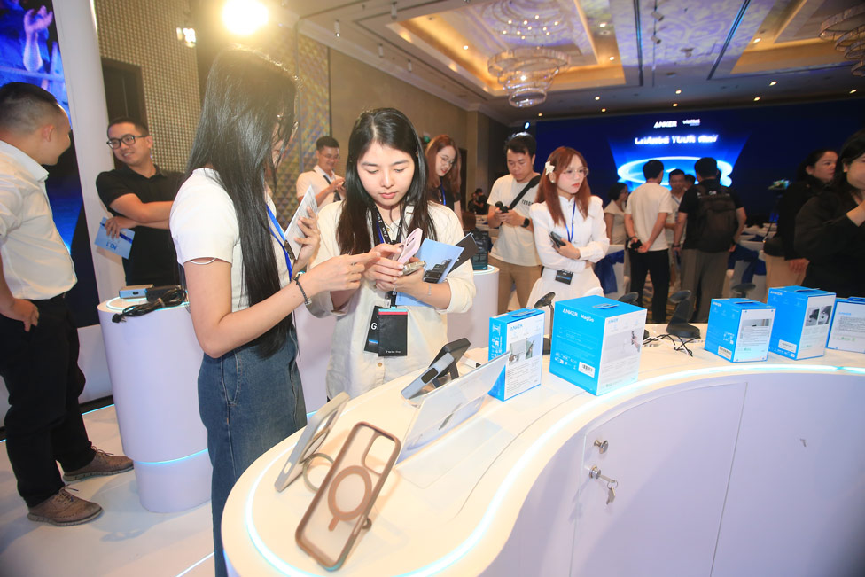 Customers experience Anker's new products in Ho Chi Minh City. Photo: Provided by the company