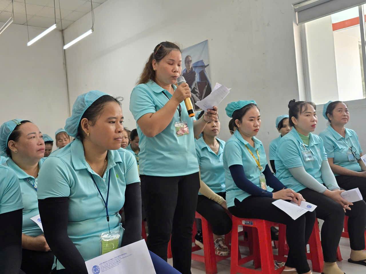 Workers in Ben Cat city, Binh Duong province expressed their wishes and aspirations to the National Assembly Delegation of Binh Duong province. Photo: Duong Binh