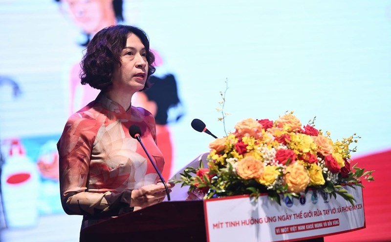 Deputy Minister of Health Nguyen Thi Lien Huong calls for hand washing with soap. Photo: Ministry of Health