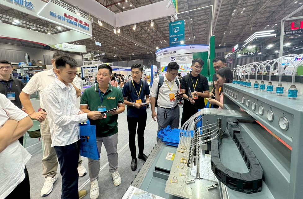 Visitors at the 22nd International Exhibition on Machinery and Equipment for the Plastics & Rubber Industry (VietnamPlas 2024). Photo: Ngoc Chau